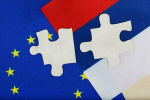 zwei Stücke von Puzzle auf europäisch und Russisch Flagge. Hintergrund foto