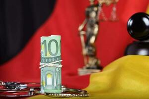 Stapel von 100 Euro auf ein Deutsche Flagge foto