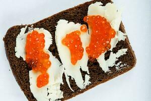 Müsli schwarz Brot mit Butter und rot Kaviar. foto