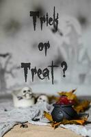 Trick oder behandeln - - Süßigkeiten im Kessel zum Halloween. foto