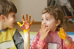 Kinder sind Gemälde Weiß Decke mit ihr Palmen foto