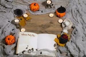 Halloween Party Tipps. geöffnet Buch von Enttäuschung. foto