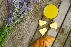 Sommer- Frühstück im das Dorf. Nahansicht foto