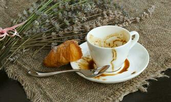 ein Tasse von fertig Espresso Kaffee auf ein Sackleinen foto