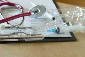 Ampullen mit Antibiotika auf ein Tabellen von ein Arzt foto