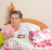 alt Frau feiert ihr Geburtstag foto