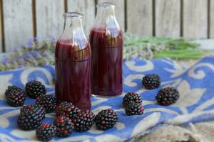 Glas Flasche von Brombeeren Saft. Nahansicht foto