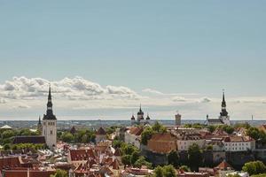 Blick auf die Mauer um das Zentrum der Stadt Tallinn in Estland foto