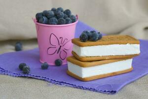 Sandwich Eis Sahne mit Blaubeeren foto