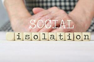 Wörter Sozial Isolierung zusammengesetzt von hölzern gemacht Würfel foto