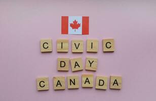 August 7, staatsbürgerlich Tag Urlaub, bürgerlich Urlaub im Kanada, Flagge von Kanada, minimalistisch Banner mit hölzern Briefe foto