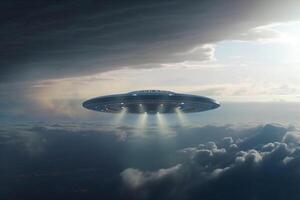 rätselhaft Flug, Außerirdischer UFO Untertasse durchquert wolkengefüllt Himmel über Erde ai generiert foto