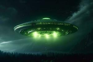 Außerirdischer Heimsuchung, UFO Raumschiff schwebt im Nacht Himmel, Grün Kreatur wartet ai generiert foto