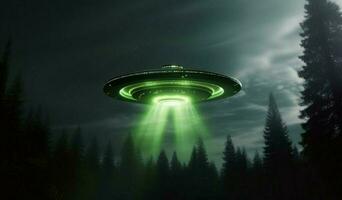UFO Phänomen, Raumschiff im Nacht Himmel, Grün Außerirdischer durch Wald Zeugen ai generiert foto