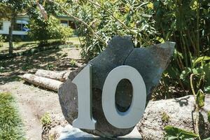 Haus Nummer 10 Eingerichtet auf ein groß Felsen im das Garten von Residenz foto