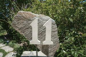 Haus Nummer 11 Eingerichtet auf ein groß Felsen im das Garten foto