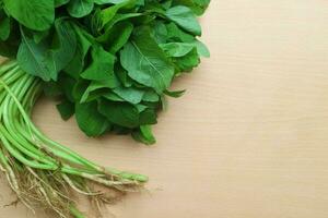 Spinat, frisch Grün Spinat isoliert auf hölzern Hintergrund foto