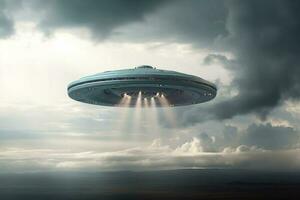 ätherisch Gegenwart, UFO Untertasse schwebt gegen wolkig Hintergrund, über Erde ai generiert foto