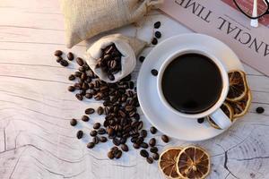 Kaffeetasse auf Tischhintergrund und Kaffee am Morgen