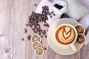 Kaffeetasse auf Tischhintergrund und Kaffee am Morgen