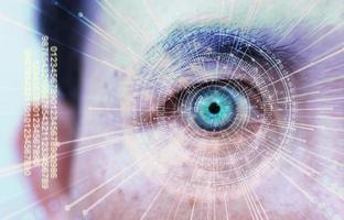 Human Eye und Hightech-Konzept, Screening von Big Data und Digital Transformation Technologiestrategie, Digitalisierung von Geschäftsprozessen und Daten foto
