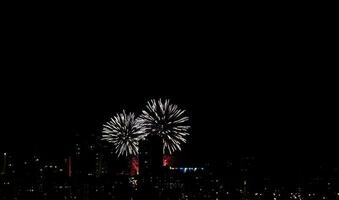 Feuerwerk auf Nacht Stadt Hintergrund. foto