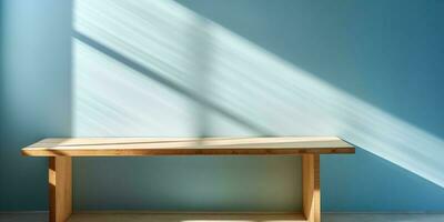 hölzern Tabelle und Sonne Licht Blau Mauer Kopieren Raum Hintergrund, ai generiert foto