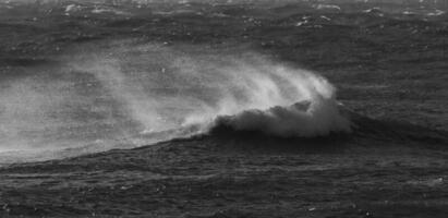 Wellen mit stark Wind nach ein Sturm, Patagonien, Argentinien. foto