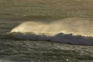 Wellen mit stark Wind nach ein Sturm, Patagonien, Argentinien. foto