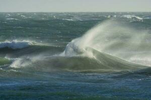 Wellen mit stark Wind nach ein Sturm, Patagonien, Argentinien. foto