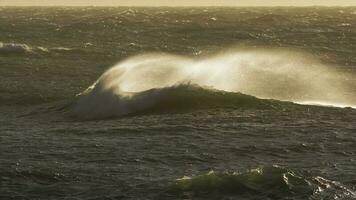 Wellen mit stark Wind nach ein Sturm, Patagonien, Argentinien. foto