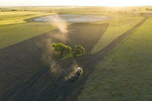 Traktor und landwirtschaftlich Maschinen Aussaat, la Pampa Provinz, Patagonien, Argentinien. foto