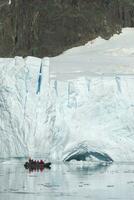 Touristen beobachten ein Gletscher auf das Antarktis, Paradies Bucht, antartisch Halbinsel. foto