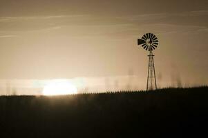 Windmühle im Landschaft beim Sonnenuntergang, Pampas, Patagonien, Argentinien. foto