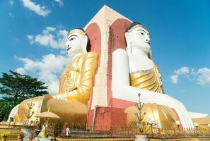 kyaik pun pagoda die vier großen buddha-bilder, die rücken an rücken sitzen, einer der touristenattraktionen in bago, myanmar. foto