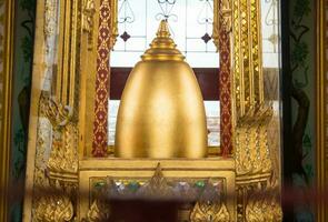 das golden stupa Das enthält das Buddha Relikte auf das oben von loha Prasat oder das Metall Schloss im wat ratchanadda von Bangkok, Thailand. foto