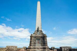 das Denkmal Obelisk auf das oben von einer Baum Hügel Vulkan im Auckland, Neu Neuseeland. foto