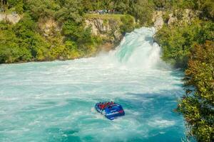 taupo, neuseeland - 26. april 2017 - touristisches abenteuer in huka falls mit huka jet boat die berühmteste ikonische thrilleraktivität in taupo, neuseeland. foto