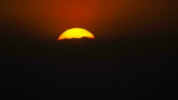 Orange Sonnenuntergang mit Wolken. foto