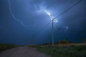 elektrisch Sturm im ländlich Landschaft , la Pampa Provinz, Patagonien, Argentinien. foto