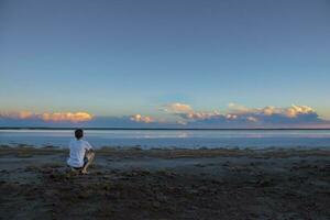 Junge betrachten das Horizont, la Pampa Provinz, Argentinien foto