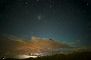 Route Zeichen im Pampas Nacht Landschaft, la Pampa Provinz, Patagonien , Argentinien. foto