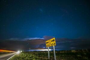 Route Zeichen im Pampas Nacht Landschaft, la Pampa Provinz, Patagonien , Argentinien. foto