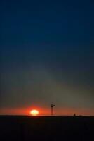 Pampas Windmühle Landschaft beim Sonnenuntergang Sturm, la Pampa Provinz, Argentinien foto