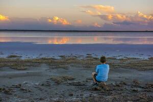 Junge betrachten das Horizont, la Pampa Provinz, Argentinien foto