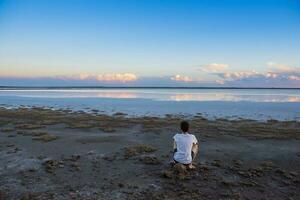 Junge betrachten das Horizont, la Pampa Provinz, Argentinien foto