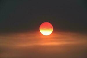 Orange Sonnenuntergang mit Wolken. foto