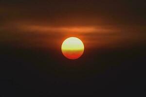 Orange Sonnenuntergang mit Wolken, im Pampas Provinz, Argentinien foto