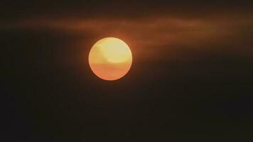 Orange Sonnenuntergang mit Wolken. foto
