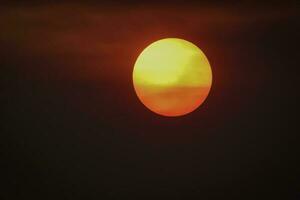 Orange Sonnenuntergang mit Wolken, im Pampas Provinz, Argentinien foto